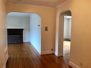 9 Mount Ida St, Unit 2 in Newton, MA - Foto de edificio - Building Photo
