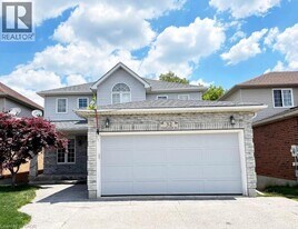 32 Foxmeadow Rd in Cambridge, ON - Building Photo