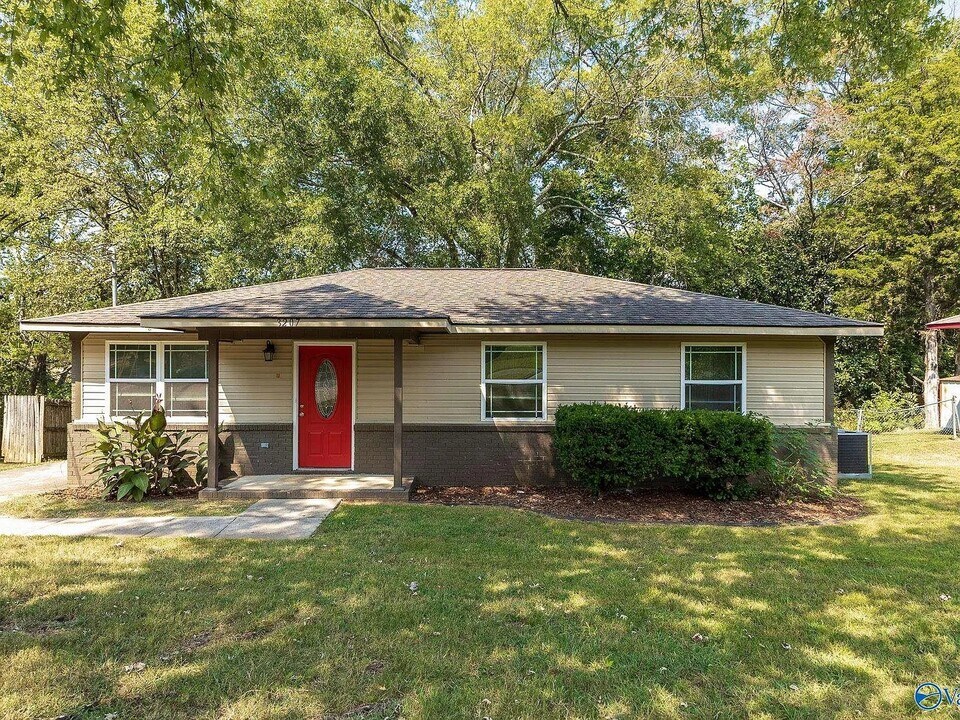 3207 Delia Ln NW in Huntsville, AL - Building Photo