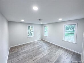 453 Vineyard Ave in Highland, NY - Building Photo - Building Photo