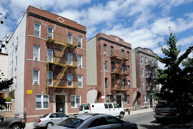 25-70 37th St in Astoria, NY - Foto de edificio - Building Photo