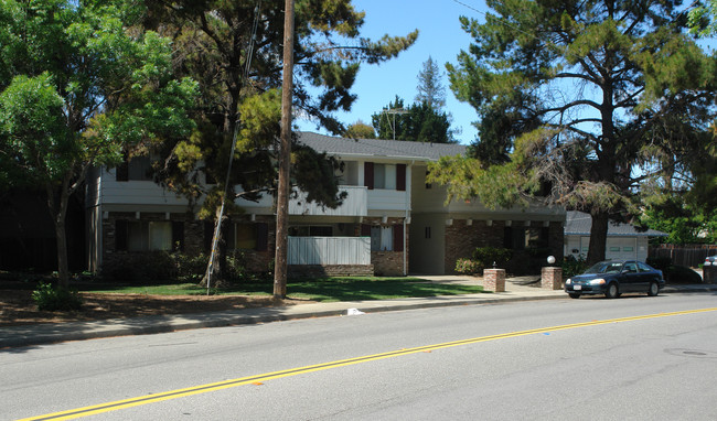 1398 Dale Ave in Mountain View, CA - Foto de edificio - Building Photo