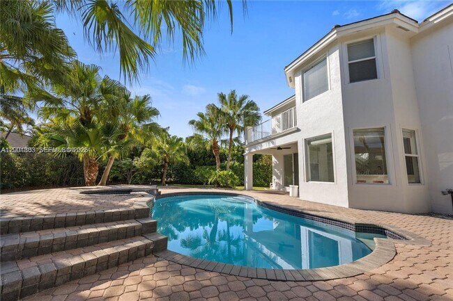 16449 SW 84th Pl in Palmetto Bay, FL - Building Photo - Building Photo