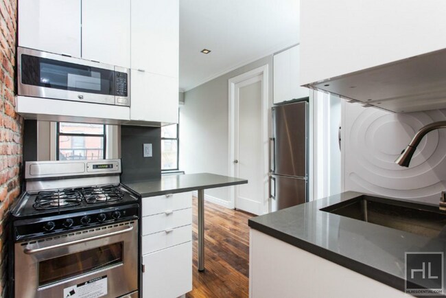 Elizabeth Street in New York, NY - Foto de edificio - Building Photo