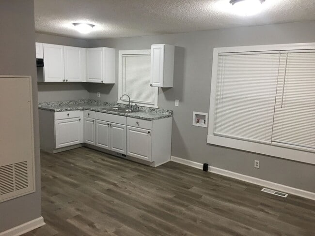 property at 2913 Beechwood Dr