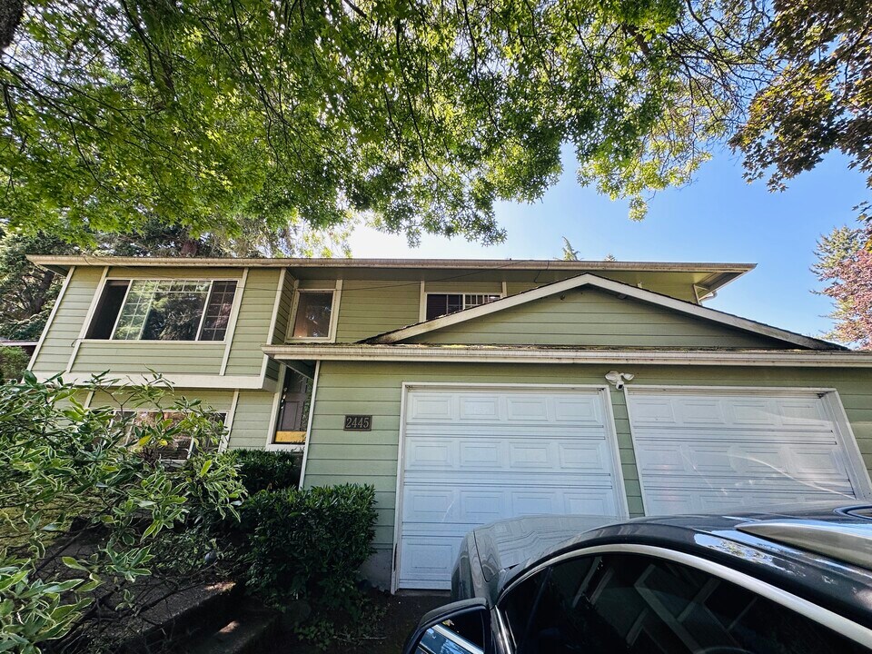 2445 80th Ave NE in Medina, WA - Building Photo