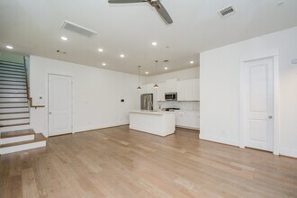 310 Cyclamen St in Houston, TX - Building Photo - Building Photo