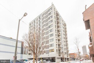 2201 Cherry St in Philadelphia, PA - Building Photo