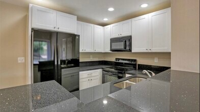 25019 Peachland Ave, Unit 234 in Santa Clarita, CA - Foto de edificio - Building Photo