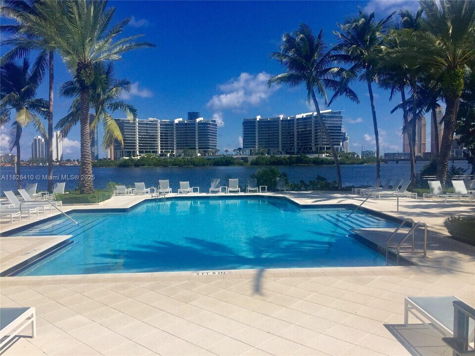 3115 NE 184th St in Aventura, FL - Foto de edificio