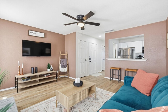 2160 E Arkansas Ln in Arlington, TX - Foto de edificio - Building Photo