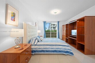 8888 Collins Ave in Surfside, FL - Foto de edificio - Building Photo