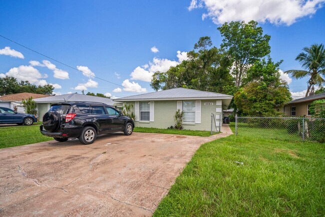 5441-5443 Sago Ave in Ft. Myers, FL - Foto de edificio - Building Photo