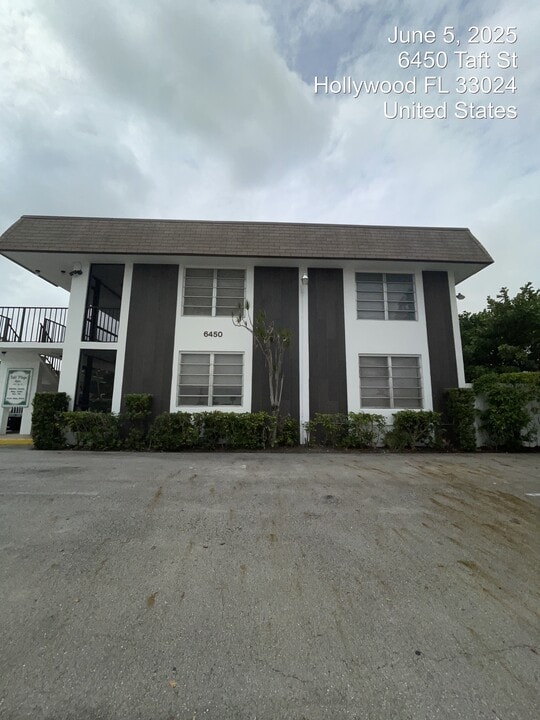 Taft Plaza Apartments in Hollywood, FL - Building Photo