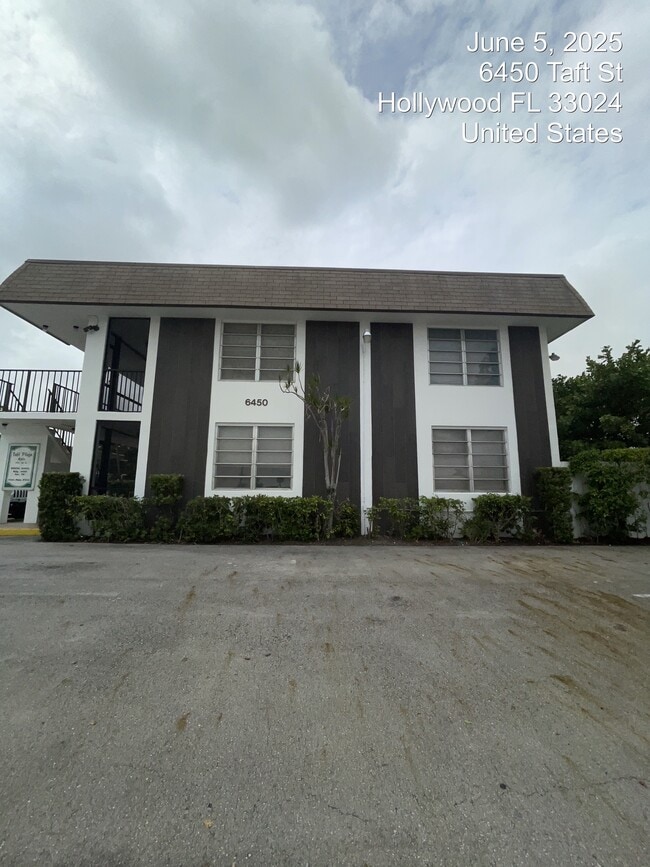 Taft Plaza Apartments in Hollywood, FL - Building Photo - Building Photo