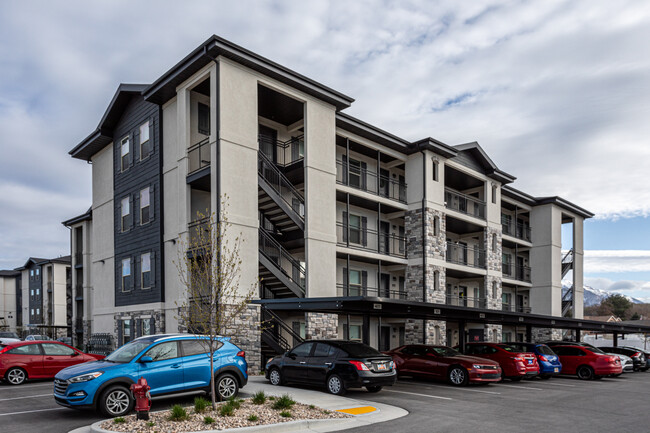 Running Horse Condominiums in Orem, UT - Foto de edificio - Building Photo