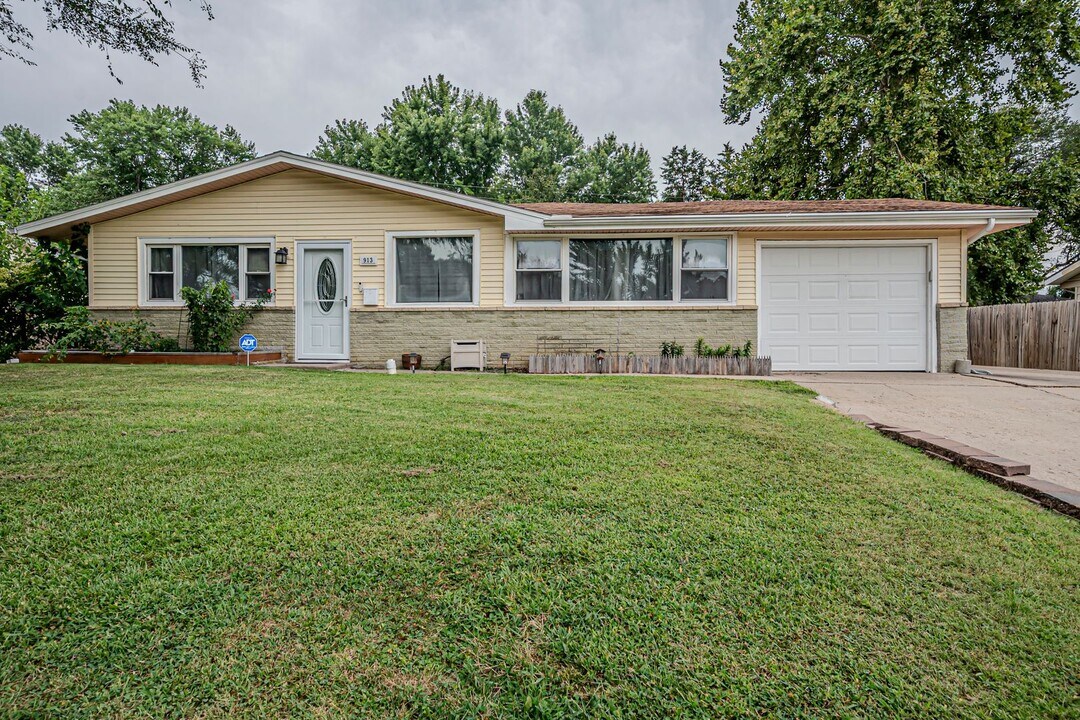 913 Cedar St in Junction City, KS - Building Photo
