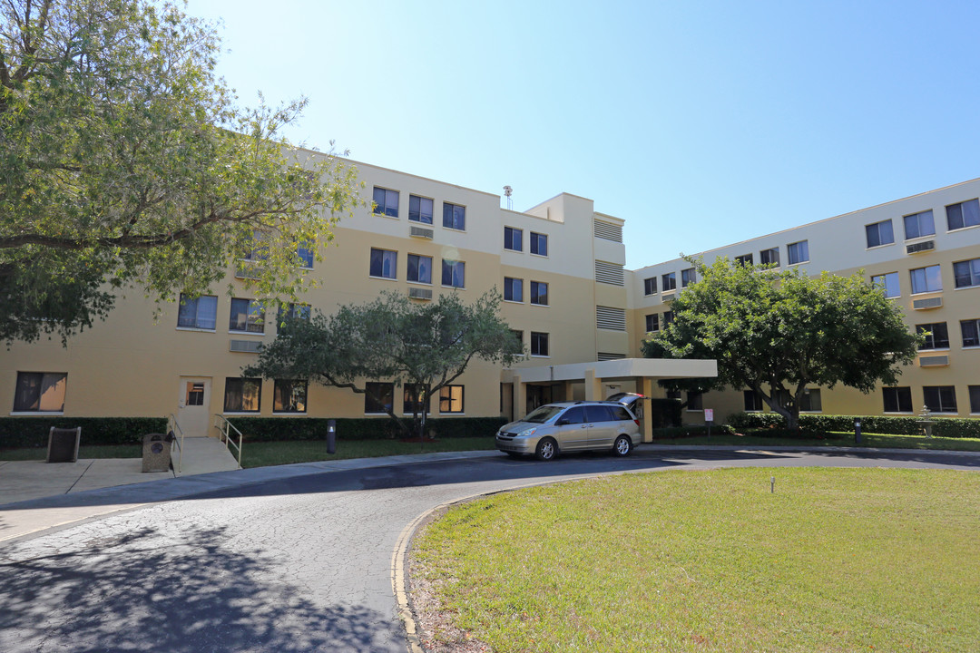 Manhattan Place Apartments in Tampa, FL - Building Photo