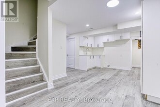 115 Amberly Blvd in Hamilton, ON - Building Photo - Building Photo