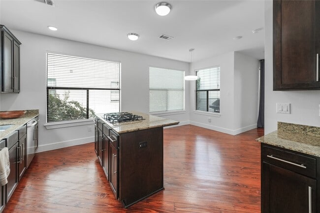2310 Webster St in Houston, TX - Building Photo - Building Photo