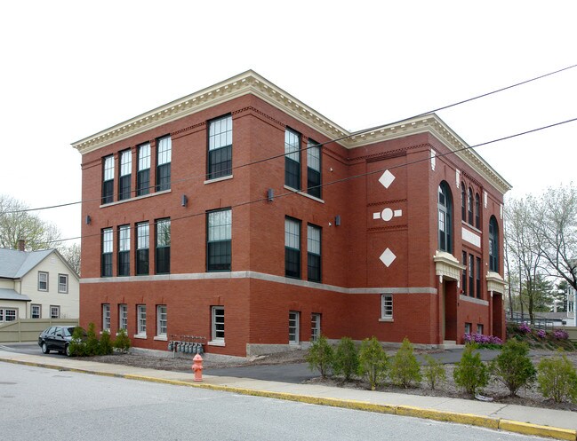 1048 Social St in Woonsocket, RI - Foto de edificio - Building Photo