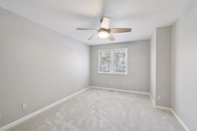 811 Burr Oaks Dr, Unit 407 in West Des Moines, IA - Building Photo - Building Photo