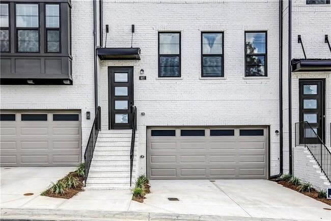 827 Stone Ridge Ln NE in Atlanta, GA - Building Photo - Building Photo