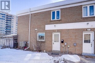7 Town House Crescent in Brampton, ON - Building Photo