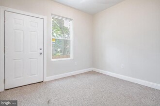 321 N Preston St in Philadelphia, PA - Building Photo - Building Photo