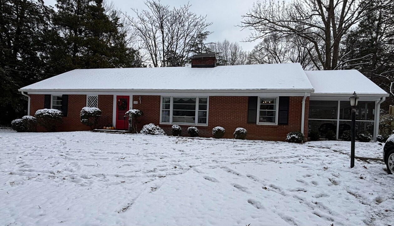 1630 Saint Annes Rd in Charlottesville, VA - Foto de edificio