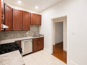 2467 N Clark St, Unit 2 in Chicago, IL - Foto de edificio - Building Photo