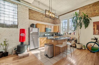 2048 W Evergreen Ave in Chicago, IL - Building Photo - Building Photo