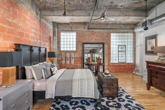 204 Travis St in Houston, TX - Building Photo - Building Photo