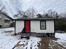211 Banks St in Lagrange, GA - Building Photo