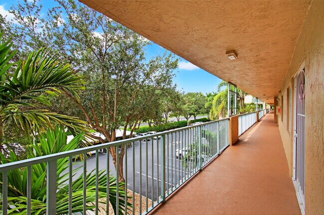 5749 Gemstone Ct in Boynton Beach, FL - Foto de edificio - Building Photo