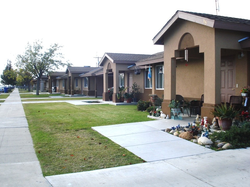 Valle Vista in Delano, CA - Building Photo