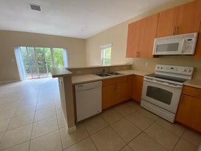 3102 NW 24th Way in Oakland Park, FL - Foto de edificio - Building Photo