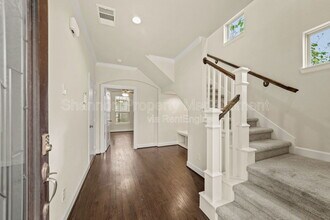 2025 Cambridge Heights Pl in Houston, TX - Building Photo - Building Photo