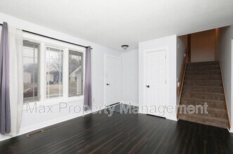 2400 Rocklyn Dr in Urbandale, IA - Building Photo - Building Photo