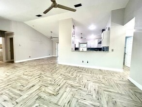 210 SE 1st Pl in Cape Coral, FL - Foto de edificio - Building Photo