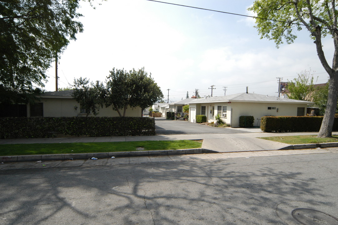 2131-2147 Raymond Ave in Altadena, CA - Building Photo