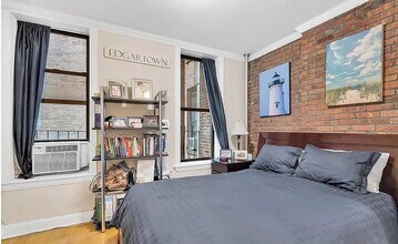 120 Christopher St in New York, NY - Building Photo - Building Photo