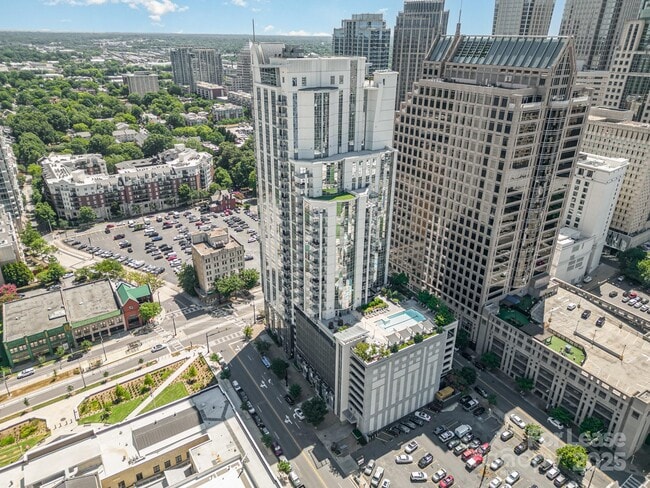 333 W Trade St in Charlotte, NC - Foto de edificio - Building Photo
