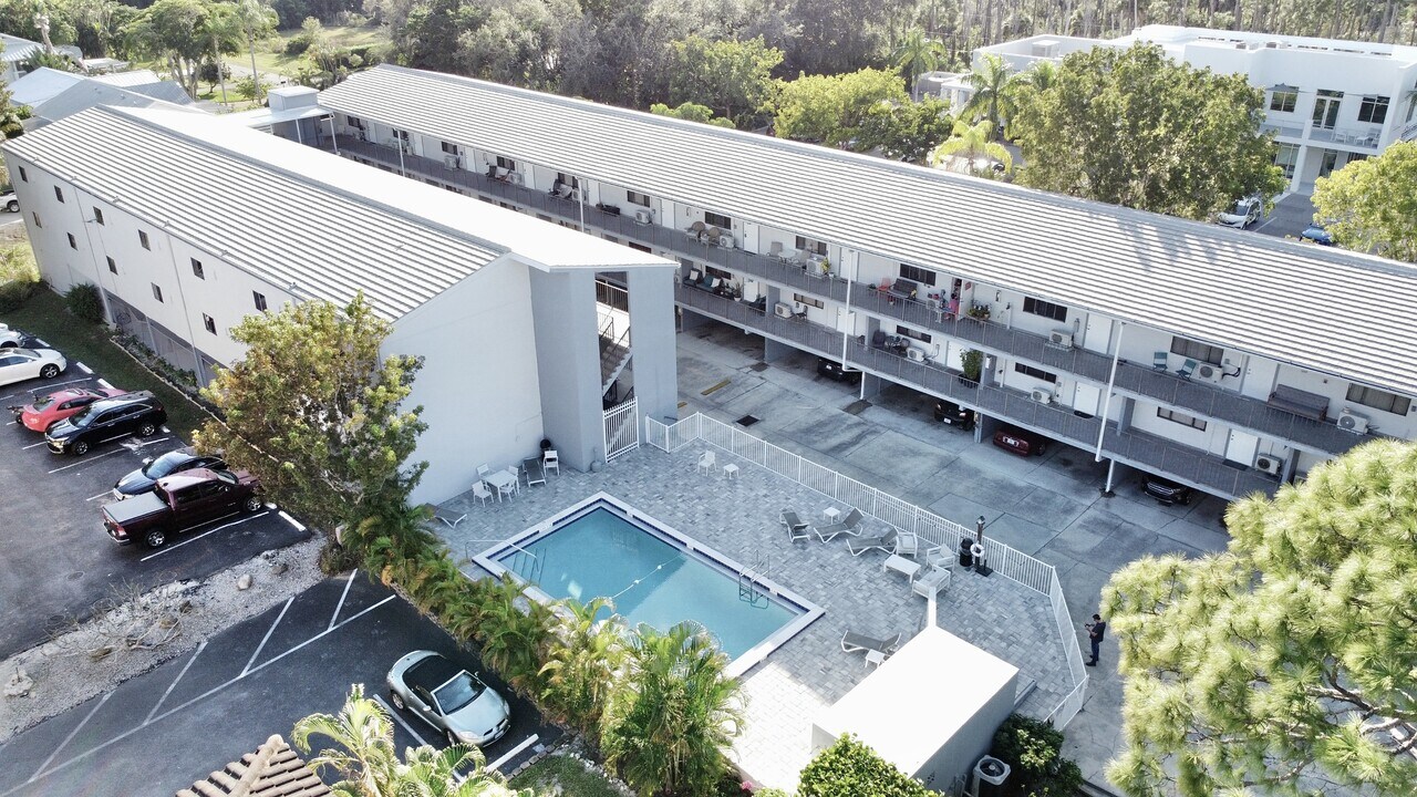 826 Wiggins Pass Rd in Naples, FL - Building Photo