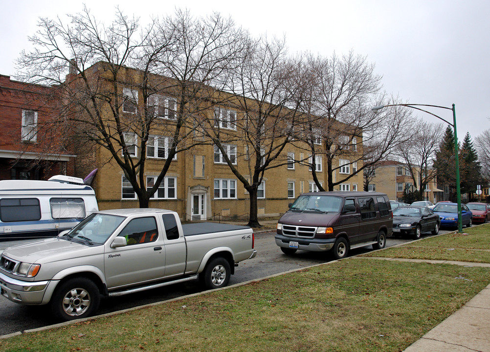 5049 W Waveland Ave in Chicago, IL - Building Photo