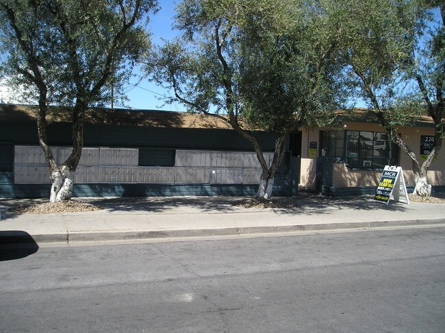 MCR Apartments in Las Vegas, NV - Building Photo - Building Photo