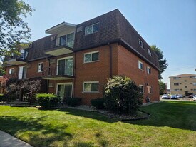 10510 Parkside Ave in Chicago Ridge, IL - Building Photo