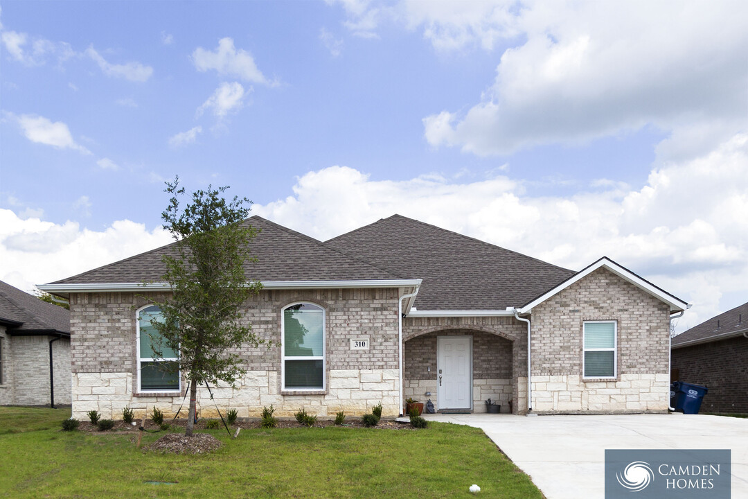 196 Xavier Ave in Red Oak, TX - Foto de edificio