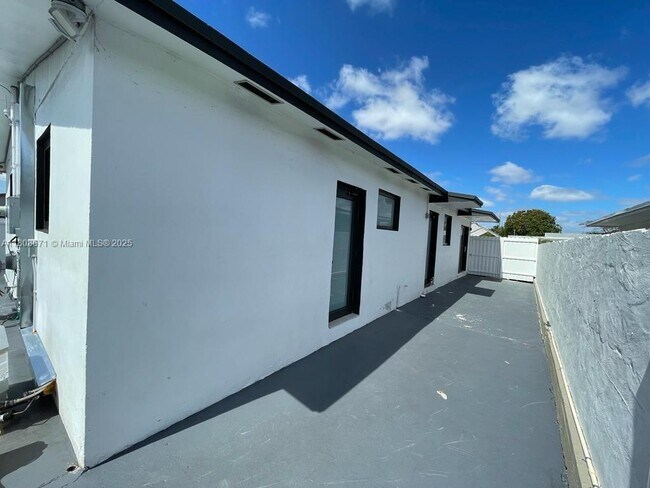 4480 NW 170th St in Miami Gardens, FL - Building Photo - Building Photo