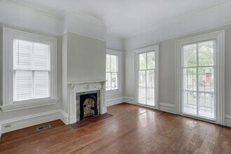 218 E Henry St in Savannah, GA - Building Photo - Building Photo